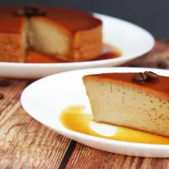 Delicioso flan de café soluble, con caramelo líquido y granos de café como decoración.
