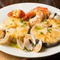 Merluza a la marinera con gambas y almejas, un plato delicioso y aromático.