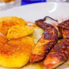 Pulpo a la gallega con patatas cocidas y pimentón. Un plato tradicional español listo para disfrutar.