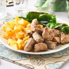 Raxo con patatas y pimientos de Padrón, un plato gallego delicioso y sencillo.