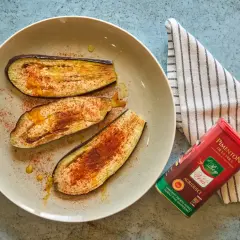 Berenjenas a la plancha, doradas y con un toque de pimentón, listas para disfrutar.
