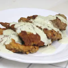 Escalopines al cabrales, crujientes y jugosos, bañados en una cremosa salsa de queso azul. Un plato que deleita el paladar.