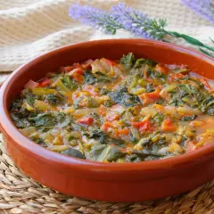 Un plato humeante de acelgas guisadas con tomate y cebolla, perfecto para tus recetas con acelgas.