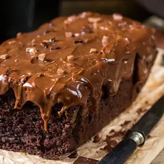 Bizcocho de chocolate casero con glaseado de chocolate derretido y trocitos de chocolate. ¡Una delicia irresistible!