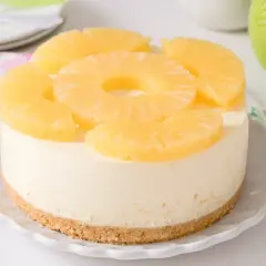 Deliciosa tarta de piña, con una base crujiente y cubierta de rodajas de piña fresca. ¡Un postre tropical irresistible!