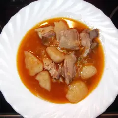 Plato de patatas con costillas en salsa roja. Un guiso casero que reconforta el alma.