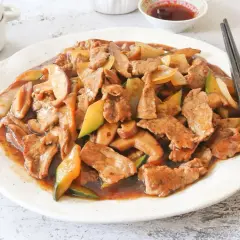 Ternera salteada con champiñones y calabacín en una rica salsa de ostras, lista para disfrutar con palillos.