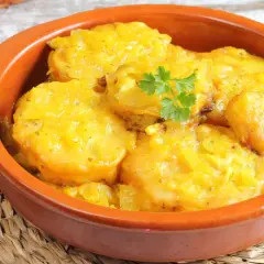 Patatas a la importancia, un plato reconfortante y delicioso, servido en cazuela de barro con perejil fresco.