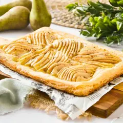 Deliciosa tarta de pera y hojaldre, con finas láminas de pera dispuestas sobre una base dorada y crujiente.