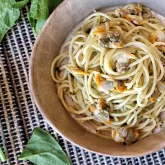 Delicioso plato de espaguetis con berberechos de lata, una de las mejores recetas con berberechos de lata.