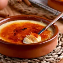 Crema catalana con una capa crujiente de caramelo, lista para ser disfrutada.