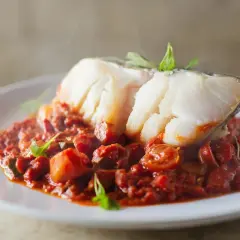 Bacalao con tomate y chorizo, un plato humeante y delicioso.