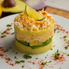 Deliciosa causa limeña con aguacate, huevo y un toque de ají. Un clásico peruano.