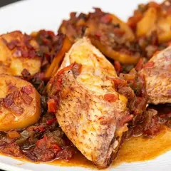 Sabrosa urta a la roteña con patatas y verduras en salsa. Un plato tradicional que huele a mar.
