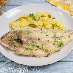 Dorada al horno con patatas, un plato principal delicioso y saludable, listo para disfrutar.