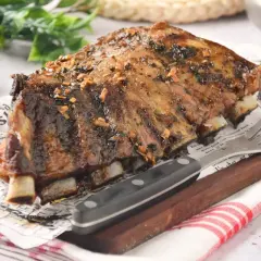 Costillas de churrasco de cerdo glaseadas y especiadas, listas para disfrutar.