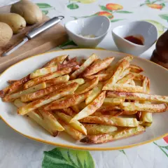 Patatas fritas doradas y crujientes, recién hechas en freidora de aire. Perfectas para acompañar cualquier comida.