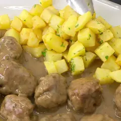 Albóndigas en salsa arguiñano, jugosas y tiernas, acompañadas de patatas fritas doradas y perejil picado. ¡Un plato casero irresistible!