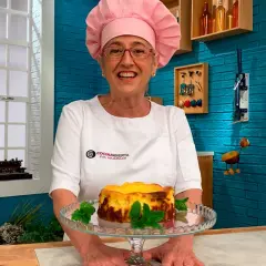 Eva Arguiñano presenta su deliciosa tarta de queso, recién horneada y decorada con menta fresca. ¡Un postre irresistible!