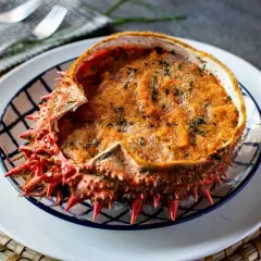 Txangurro a la donostiarra, un delicioso relleno de marisco gratinado dentro de su propio caparazón, listo para ser disfrutado.