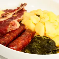 Un plato de lacón a la gallega con patatas, grelos y chorizo.