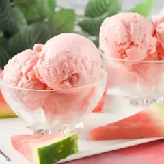 Delicioso helado de sandía en copas de cristal, acompañado de trozos de sandía fresca y cucharas.