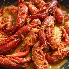 Cangrejos de río en salsa cremosa, listos para disfrutar.