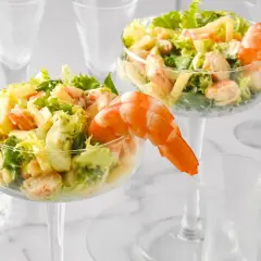 Delicioso coctel de gambas servido en copas elegantes, adornado con gambas enteras.