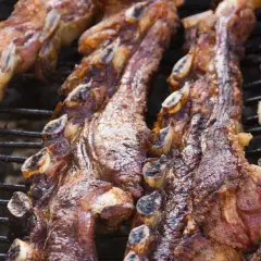 Costillas de churrasco al horno, doradas y jugosas, listas para disfrutar.