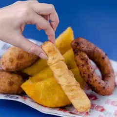 Mano toma un tequeño, un bocado delicioso que nos recuerda de donde son los tequeños, junto a empanadas y chorizo.