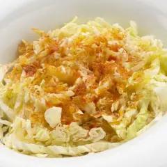 Deliciosa ensalada de col fresca, crujiente y aderezada con especias.