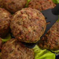 Bocados dorados, perfectos para tus recetas con berenjenas. Servidos sobre hojas de lechuga fresca.