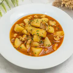 Un plato de patatas con sepia de la abuela, un guiso casero lleno de sabor y tradición.
