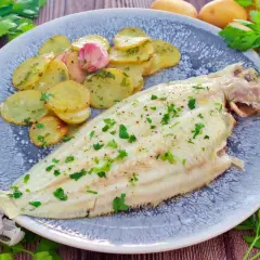 Delicioso lenguado al horno con patatas asadas y perejil fresco. Un plato principal ligero y sabroso.