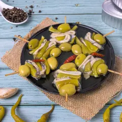 Brochetas de aceitunas, pimientos y anchoas, un picoteo fácil y rápido.