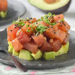 Delicioso tartar de atún y aguacate, una de las mejores recetas con aguacate.