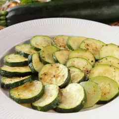 Rodajas de calabacín al microondas, tiernas y sabrosas, listas para disfrutar.