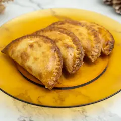 Empanadillas doradas y crujientes, recién hechas en freidora de aire, listas para disfrutar.