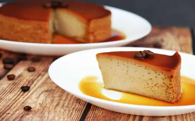 Delicioso flan de café soluble, con caramelo líquido y granos de café como decoración.