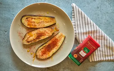 Berenjenas a la plancha, doradas y con un toque de pimentón, listas para disfrutar.
