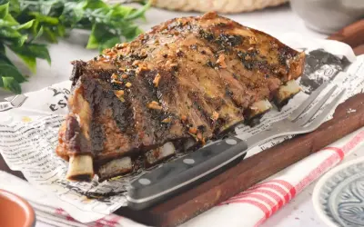 Costillas de churrasco de cerdo glaseadas y especiadas, listas para disfrutar.
