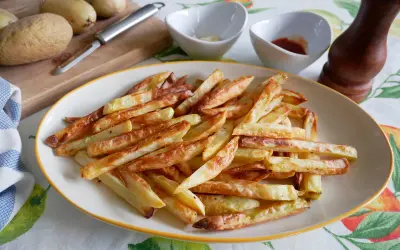 Patatas fritas doradas y crujientes, recién hechas en freidora de aire. Perfectas para acompañar cualquier comida.