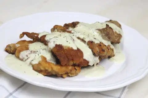 Escalopines al cabrales, crujientes y jugosos, bañados en una cremosa salsa de queso azul. Un plato que deleita el paladar.