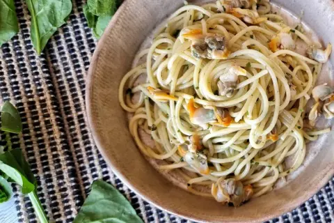 Delicioso plato de espaguetis con berberechos de lata, una de las mejores recetas con berberechos de lata.