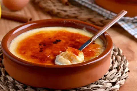 Crema catalana con una capa crujiente de caramelo, lista para ser disfrutada.