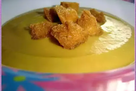 Delicioso pure de verduras thermomix, cremoso y coronado con picatostes crujientes. ¡Un plato saludable y sabroso!