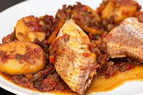 Sabrosa urta a la roteña con patatas y verduras en salsa. Un plato tradicional que huele a mar.
