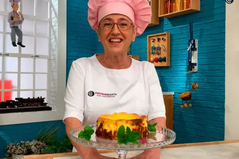 Eva Arguiñano presenta su deliciosa tarta de queso, recién horneada y decorada con menta fresca. ¡Un postre irresistible!