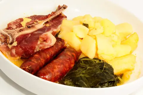 Un plato de lacón a la gallega con patatas, grelos y chorizo.