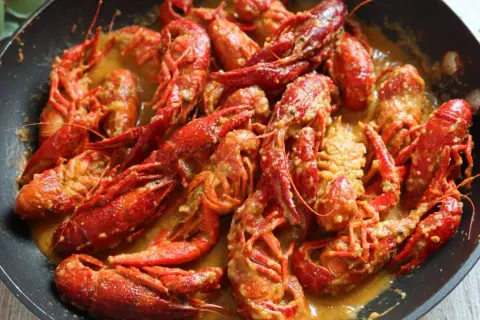 Cangrejos de río en salsa cremosa, listos para disfrutar.